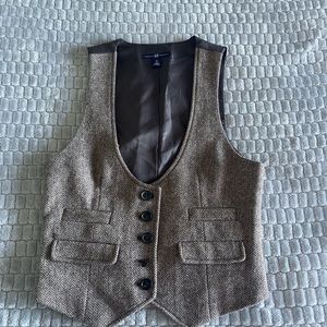 Size small Gap Vest! There is a chip on the 3rd button but can be replaced!